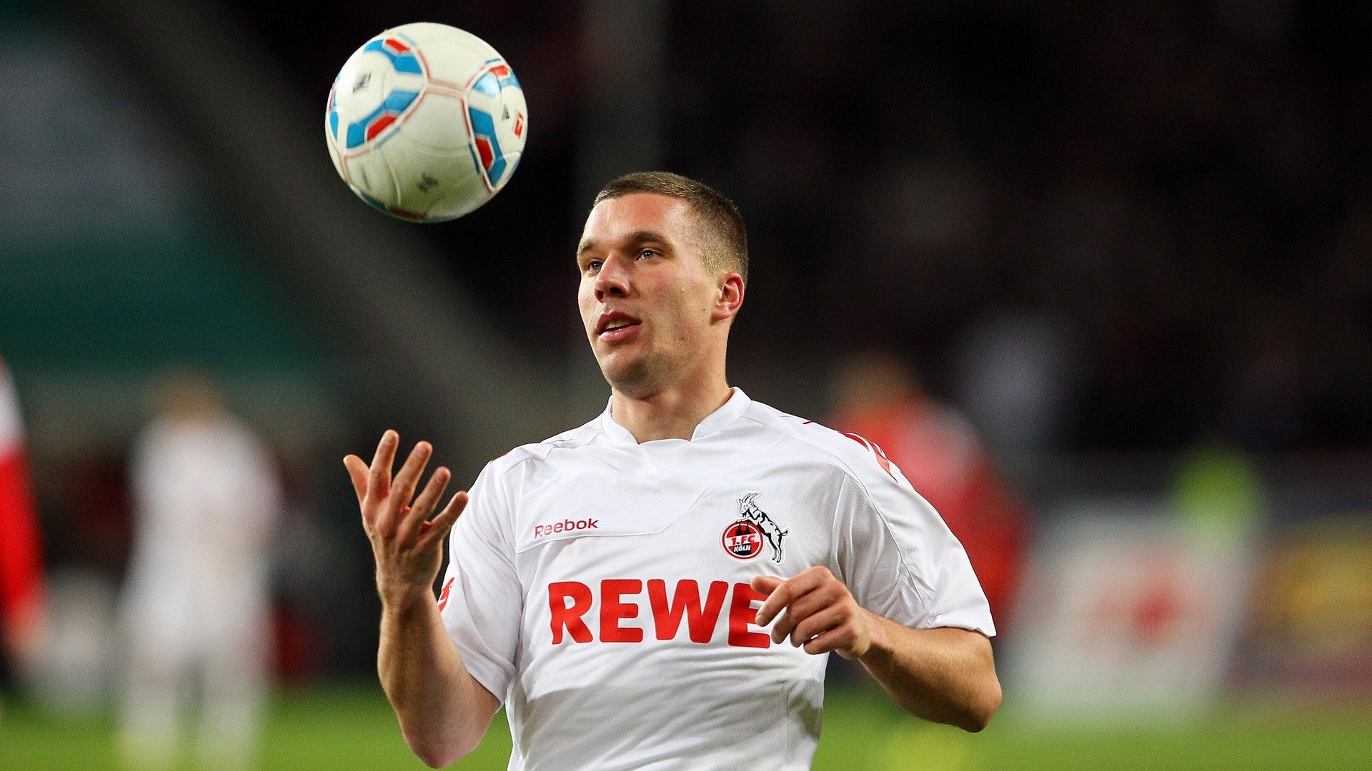 激烈较量！两队球员将在赛场上拼尽全力，两名进攻球员面对门将