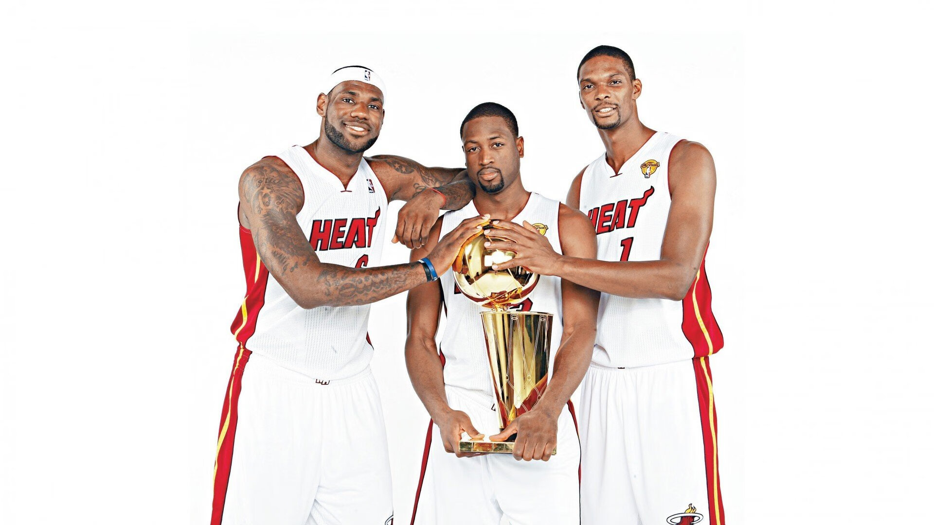 激烈较量！两队球员将在赛场上拼尽全力，两名进攻球员面对门将