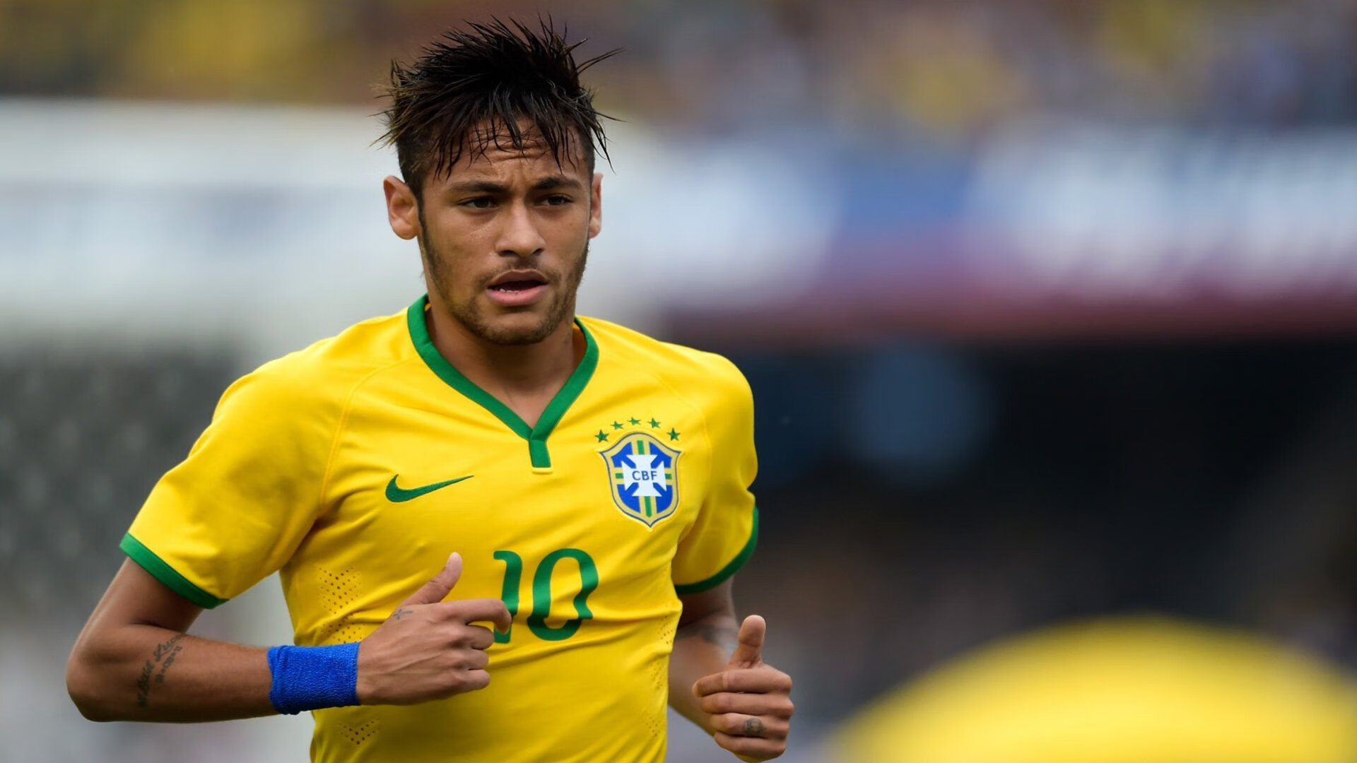 车手激烈碰撞，赛后救援引发关注，赛车手摔倒